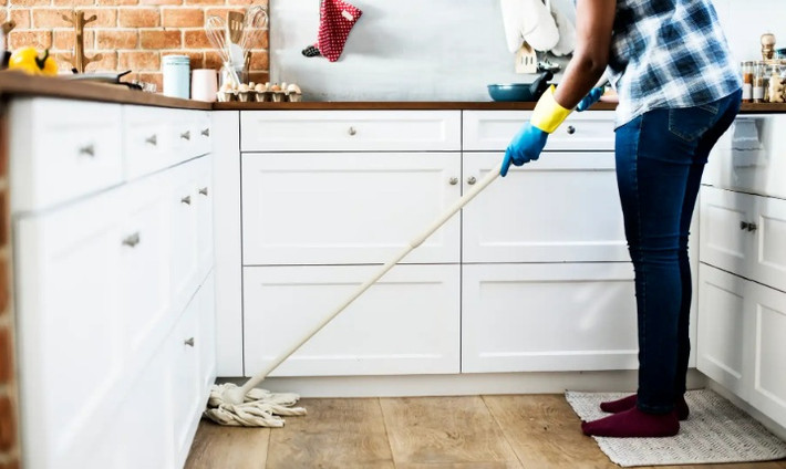 Cuối năm, chị em phải vừa bận việc công ty vừa phải mua sắm nên thường để việc dọn nhà đón Tết vào ngày cuối tuần. Tuy nhiên, điều này sẽ khiến chị em vất vả hơn.