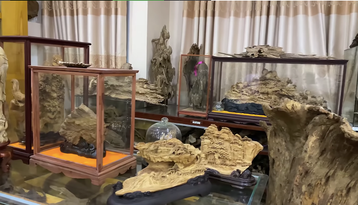 Do đó, khối trầm hương, kỳ nam mà NSƯT Hoài Linh sở hữu được cho là có giá trị "khủng". Ảnh: cắt clip.