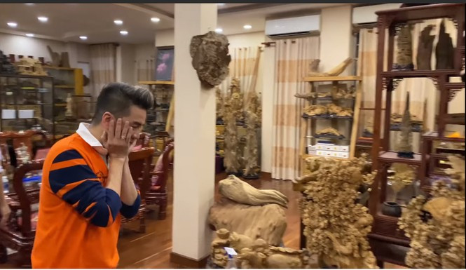 Trong một lần đến thăm nhà, ca sĩ Đàm Vĩnh Hưng đã được Hoài Linh dẫn lên căn phòng khá rộng, trong đó trưng bày rất nhiều trầm hương quý đã được tạc nghệ thuật thành những bức tượng, non bộ và linh thú. Ảnh: cắt clip.