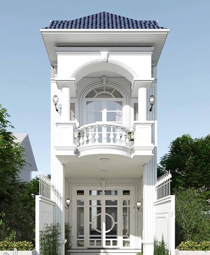 Nhà ống kiến trúc tân cổ điển nổi bật với màu trắng sang trọng và các đường nét họa tiết tỉ mỉ. Ảnh: Xaydungso