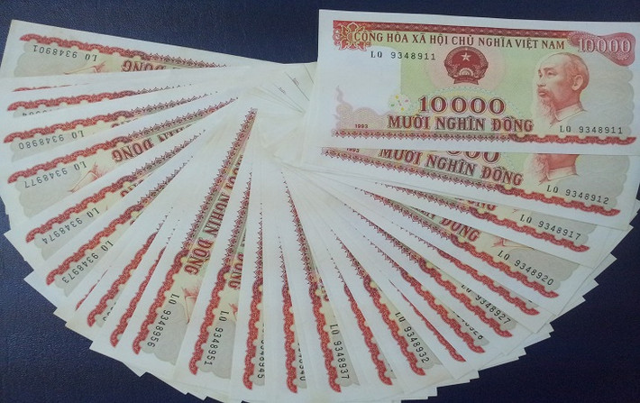 Năm nay, tờ tiền 10.000 đỏ phát hành năm 1993 có in hình cánh buồm, tượng trưng cho “thuận buồm xuôi gió” được rất nhiều người lựa chọn làm tiền lì xì nhân dịp năm mới. Ảnh: Tienthegioi