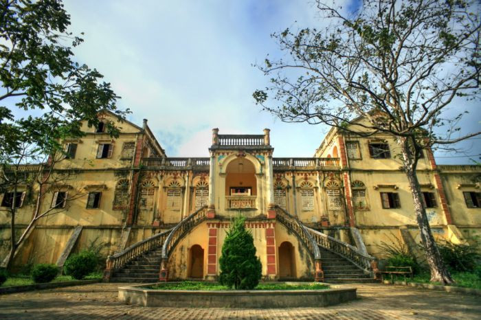 Nổi tiếng không kém dinh thự vua Mèo là dinh Hoàng A Tưởng nằm ngay trung tâm thị trấn Bắc Hà (Lào Cai). Tòa nhà này còn có một tên gọi khác là “Vua Mèo xứ Bắc Hà” và được coi là ngôi nhà quyền lực nhất ở vùng “cao nguyên trắng” Bắc Hà thời trước. Ảnh: BonBien