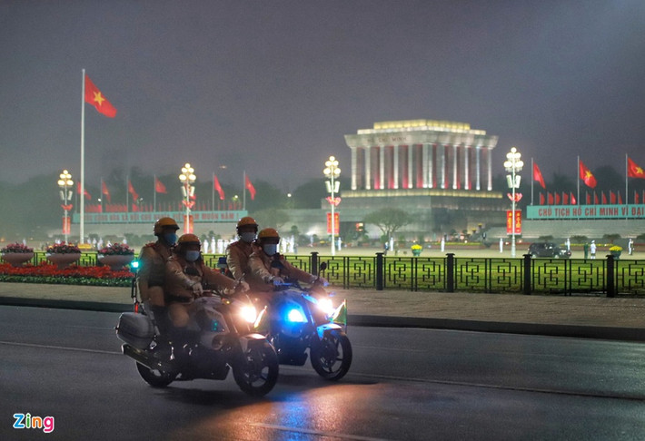 CSGT dẫn đoàn di chuyển qua đường Độc Lập, đoạn đối diện Lăng Bác. Ảnh: Hồng Quang.