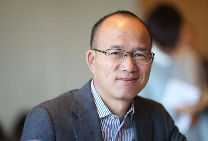 Doanh nhân Guo Guangchang được mệnh danh là "Warren Buffett của Trung Quốc". Ông đã xây dựng công ty trị giá 115 tỷ USD với các khoản đầu tư khắp châu Á, châu Âu và Bắc Mỹ. Công ty đã tạm ngừng giao dịch cổ phiếu của mình trong thời gian ông Guo mất tích, và nói rằng Guo đang hỗ trợ các cơ quan tư pháp trong các cuộc điều tra giấu tên. Ảnh: Forbes.