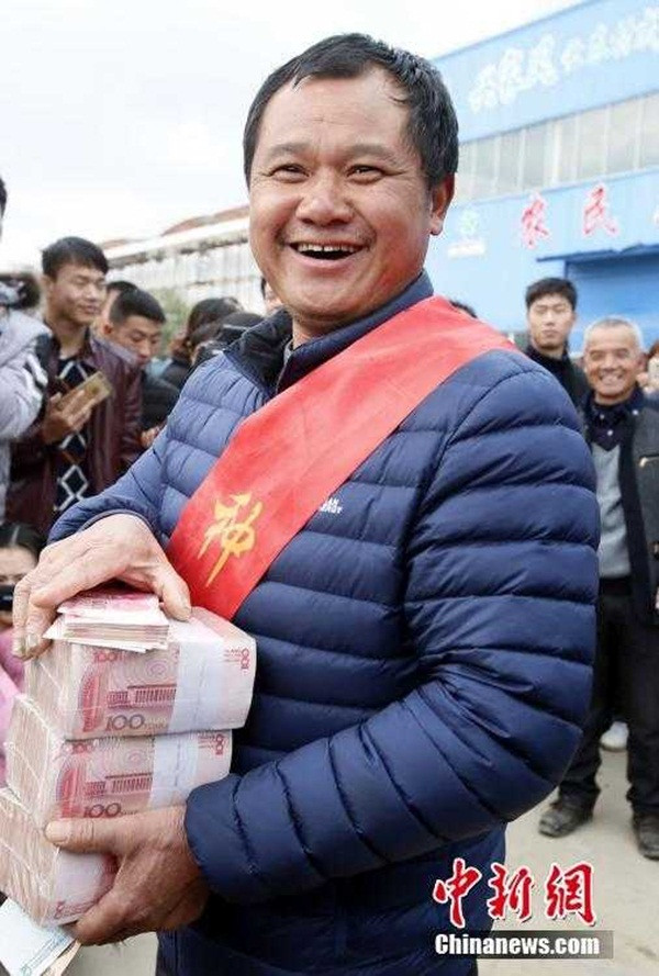 Ai cũng mừng rỡ trước độ hào phóng của ông chủ. Ảnh: China News.