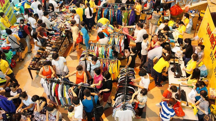 Mỗi đợt mua một nhóm hàng hóa như đồ gia dụng, nhóm mứt, kẹo, nhóm quần áo...Việc mua thành từng đợt vừp giúp bạn tránh được việc giá cả tăng cao ngày cần Tết, vừa có thời gian thành thơi.