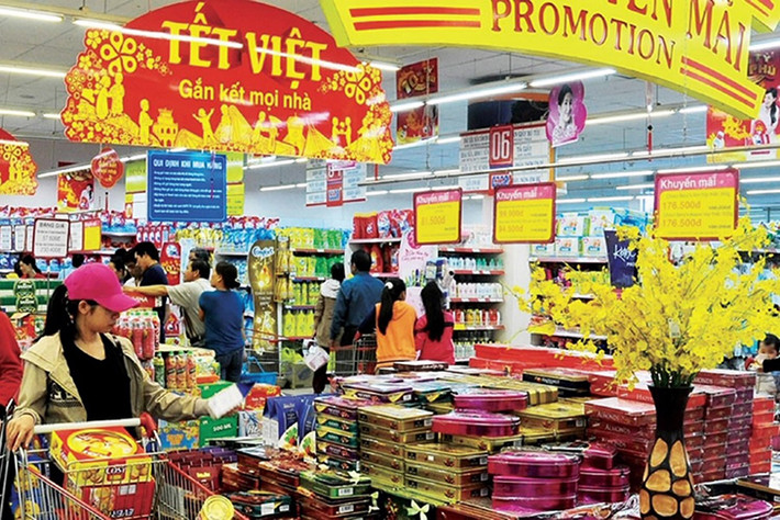 Thông thường, khoảng hơn một tháng trước Tết là thời điểm các cửa hàng, siêu thị tung hàng loạt chương trình khuyến mại để kích cầu mua sắm cuối năm. Đây chính là cơ hội để chị em có thể sở hữu mặt hàng chất lượng mà giá rẻ hơn từ 20 - 50% so với bình thường.