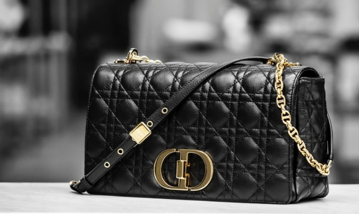 Dior Caro - mẫu túi mới của nhà mốt Pháp đang được bán với giá gần 4.000 USD (khoảng 93 triệu đồng). Quá trình hoàn thành chiếc túi xách Dior Caro cầu kỳ đến từng công đoạn.