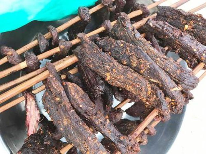Vốn là món ăn đặc trưng của người vùng cao Tây Bắc, mấy năm nay, thịt trâu gác bếp trở thành đặc sản được ưa chuộng trong dịp Tết. Ảnh: Internet