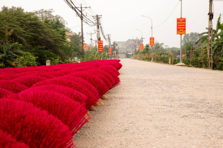 Quảng Phú Cầu (ứng Hòa, Hà Nội) nổi tiếng với làng nghề tăm hương truyền thống. Càng gần Tết Nguyên đán, không khí nơi đây càng trở nên nhộn nhịp. Ảnh: Hà Nội mới