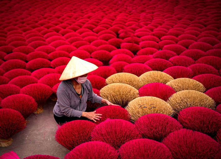 Đến Quảng Phú Cầu những ngày này, hình ảnh “bắt mắt” là những “đóa hoa đỏ” khổng lồ phơi nắng dọc đường làng, bãi đất trống, bờ mương… Tất cả tạo nên bức tranh làng nghề đặc trưng, đỏ rực hiếm có. Ảnh: Hà Nội mới