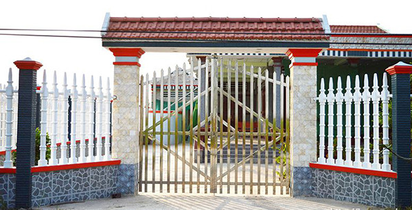 Khi trang trí cổng nhà đón Tết nên chú ý đến phong thủy của ngôi nhà, mệnh cách của gia chủ để bạn chọn chất liệu (gỗ công nghiệp, gỗ tự nhiên, sắt hay inox) phù hợp. Như vậy sẽ mang lại may mắn và tài lộc cho gia chủ và các thành viên trong nhà.