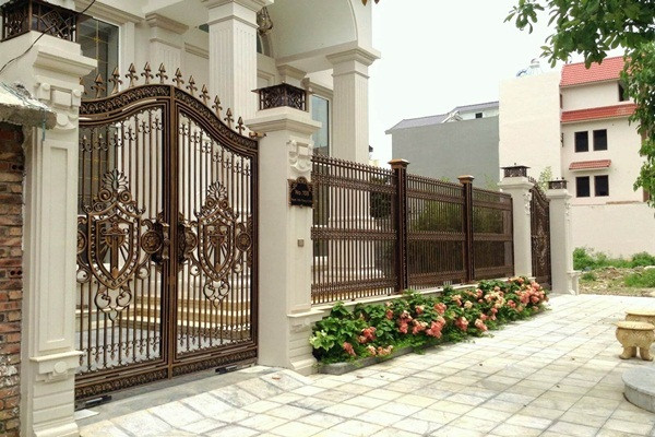 Cổng mở vào trong có thể khiến cho tiền bạc, tài sản của gia đình dễ bị thất thoát ra ngoài. Nếu gia không thể mở cổng ra ngoài thì bắt buộc phải thiết kế cổng mở vào nhưng cần có những giải pháp hóa giải tốt về mặt phong thủy. Nguồn ảnh: Internet