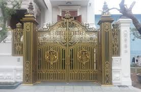 Các căn biệt thự có sang trọng, thể hiện được sự thịnh vượng hay không thì việc trang trí cổng nhà sao cho phù hợp là rất quan trọng. Ngày nay, biệt thự luôn sử dụng các chất liệu nhôm đúc hay inox để trang trí cổng.