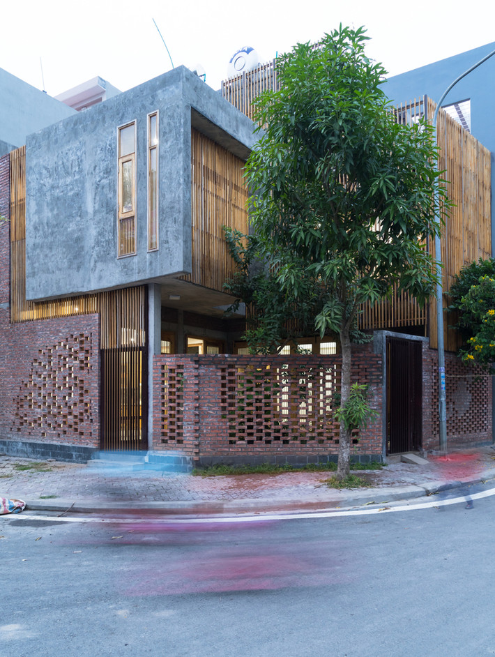 Tọa lạc tại ngã ba đường trong đô thị mới của thành phố Hải Dương, Kai House là nơi sinh sống của gia đình một kiến trúc sư. Gia chủ cũng chính là người thiết kế ngôi nhà.