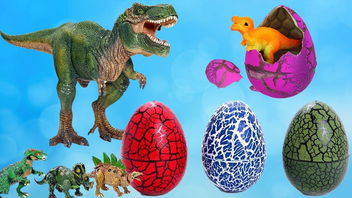 Bên trong quả trứng giả là kẹo và đồ chơi nên các em nhỏ rất thích. Giá mỗi quả trứng từ 10.000 - 50.000 đồng. Ảnh: Internet.