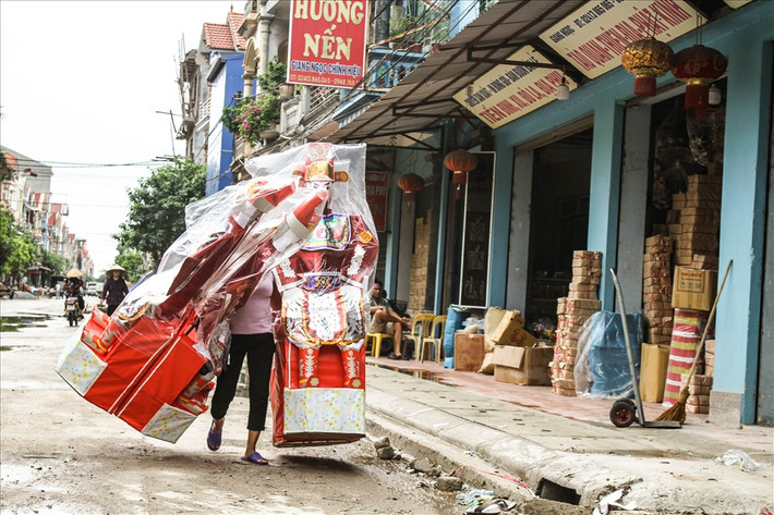 Vào dịp rằm tháng 7 hàng năm, không khí mua bán vàng mã tại đây lại trở nên tấp nập hơn bao giờ hết. Ảnh: Lao động.