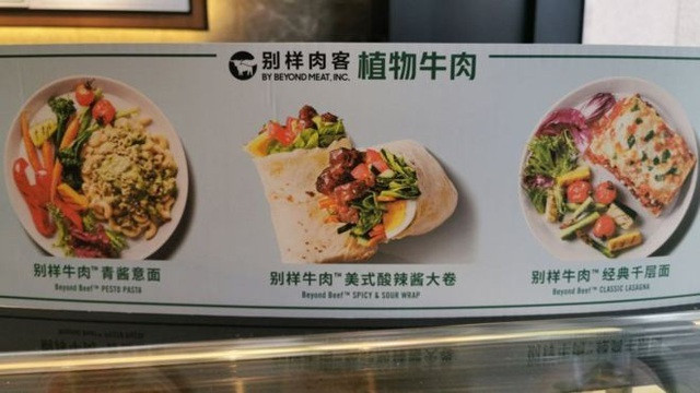 Thịt "làm giả" còn được biết đến với tên gọi "thịt chay" hiện là sản phẩm rất được ưa chuộng trên thị trường. Nhiều hãng đồ ăn nhanh trên thế giới đã sản xuất loại thịt này để phục vụ nhu cầu của khách hàng. Ảnh: BBC.