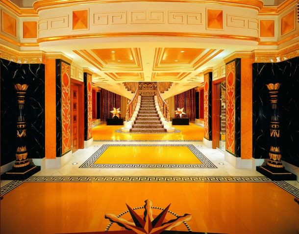 Không chỉ vậy, Dubai còn có hẳn khách sạn dát vàng. Theo đó, Burj Al Arab đã sử dụng vàng 24k để trang trí diện tích lên tới 1.790 m2.