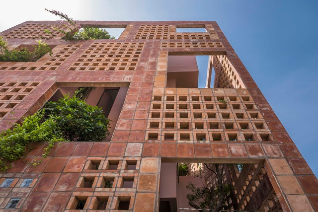 Bat Trang Hous nằm tại làng gốm Bát Tràng, ngoại thành Hà Nội, nơi đây vốn là làng gốm cổ hơn 1.000 năm tuổi. Căn nhà lấy cảm hứng từ vẻ đẹp truyền thống đặc trưng của Bát Tràng được thể hiện qua mặt đứng bên ngoài, hài hòa với nét hiện đại và tiện nghi sử dụng thông qua thiết kế nội thất bên trong.
