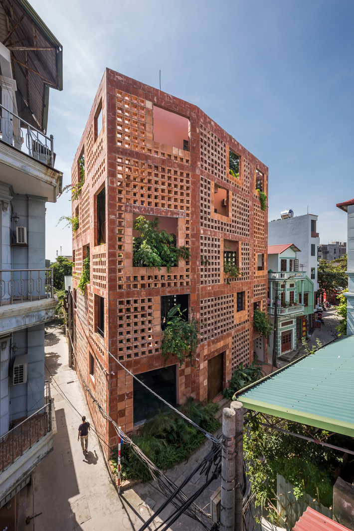 Mới đây, công trình Bát Tràng House (Nhà gạch Bát Tràng) do Võ Trọng Nghĩa Architects thiết kế đã giành chiến thắng tại giải thưởng Wallpaper*Design Awards 2021 ở hạng mục " Ngôi nhà mới tốt nhất - Best New Private House" do tạp chí Wallpaper* uy tín về kiến trúc - thiết kế tại Anh tổ chức.