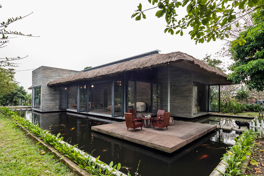 Xây trên khu đất rộng 3.500 m2, ngôi nhà là chỗ nghỉ ngơi của giám đốc marketing một tập đoàn lớn sau những ngày làm việc vất vả.