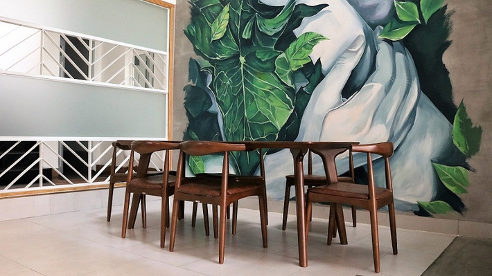 Bộ bàn ghế ăn với tông màu nâu trầm cao cấp được Hồ Quang Hiếu đặt mua và vận chuyển từ một hãng nội thất ở Mỹ. Ảnh: Vietnamnet