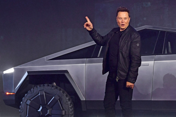 Những người chống lại Elon đã đẩy ông khỏi vị trí CEO và PayPal nhanh chóng bị eBay thâu tóm với giá 1,5 tỷ USD vào năm 2002. Sau thương vụ này, Elon Musk thu về 180 triệu USD.