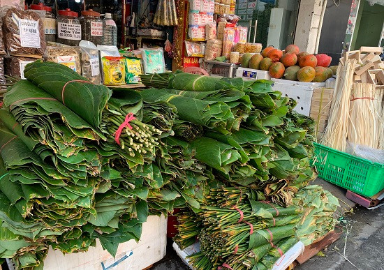 Chợ lá dong Ngã ba ông Tạ là chợ bán lá dong lớn nhất Sài Gòn và chỉ tồn tại từ ngày 20 đến ngày 28 Tết. Ảnh: Baotintuc