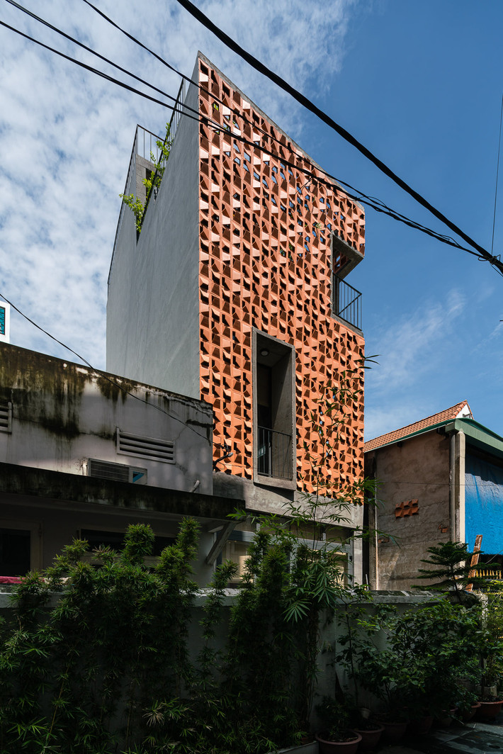 Tọa lạc tại đường Nơ Trang Long (quận Bình Thạnh, TP HCM), HT House là ngôi nhà được xây dựng cho một gia đình trung niên với bố mẹ và hai con, đặc biệt cậu con trai sắp tới tuổi trưởng thành cần một không gian riêng.