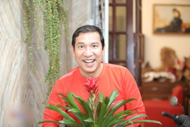 Sau khi chuyển công tác về Nhà hát Kịch Hà Nội, nghệ sĩ Quang Thắng sống một mình ở Hà Nội còn vợ và các con vẫn ở Hải Phòng.