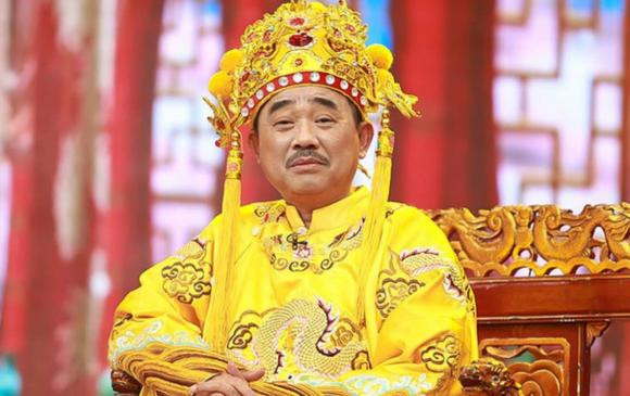 Nghệ sĩ Quốc Khánh có nhiều năm đảm nhận vai Ngọc Hoàng trong chương trình Táo quân. Nam nghệ sĩ năm nay 59 tuổi nhưng vẫn độc thân.