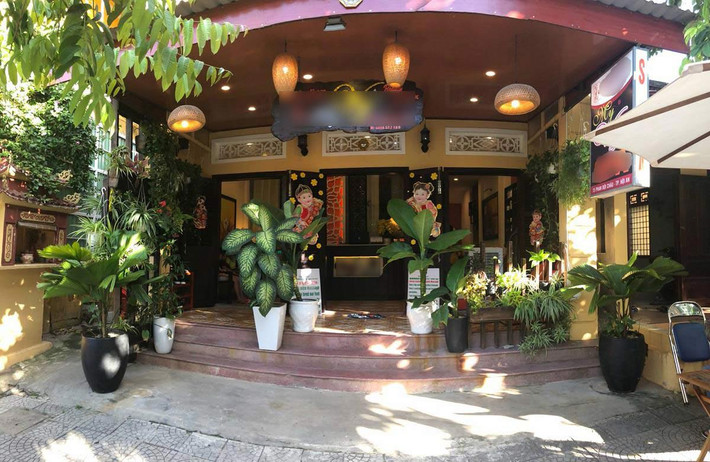 Căn nhà được sơn vàng phù hợp với màu sắc ở Hội An, bên ngoài có nhiều cây xanh tạo nên vẻ hài hòa. Ảnh: Zing.