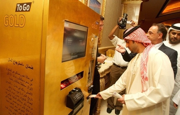 Ở một nơi giàu có như Dubai, việc xuất hiện một máy ATM chuyên để…nhả vàng lá, vàng miếng thì cũng không quá bất ngờ.