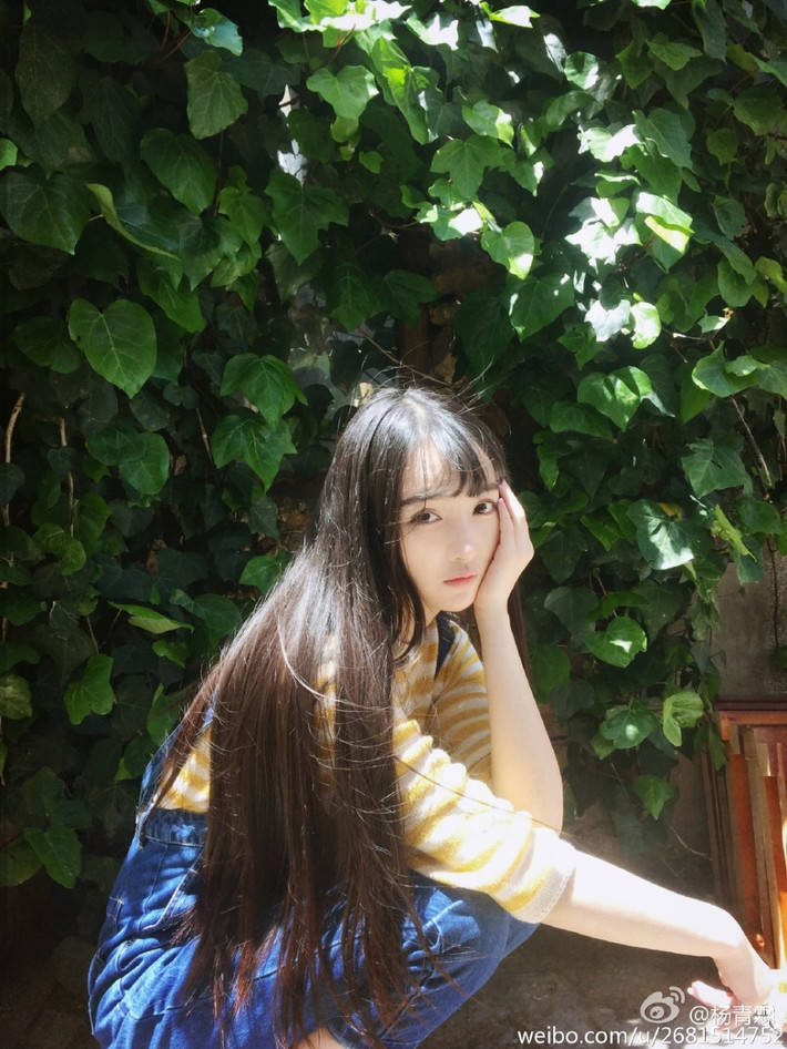 Nữ thạc sĩ 9X xinh đẹp tên Yang Qinglin từng theo học tại trường Đại học Phúc Châu, Trung Quốc. Gần đây cô nàng được rất nhiều dân mạng biết đến nhờ khuôn mặt xinh xắn và phong cách giản dị nhưng vẫn rất quyến rũ.