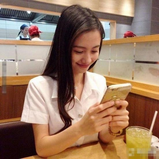 Gắn bó với nghề chưa lâu nhưng cô bạn đã “bỏ túi” nhiều quảng cáo cho các nhãn hiệu lớn về ô tô, đồ điện tử, đồ ăn nhanh.