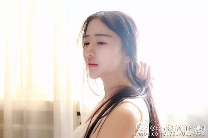 Khuôn mặt của Chen toát vẻ sang trạng và đài các.