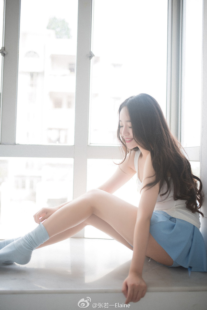 Vẻ đẹp của Elaine đang gây sốt trong cộng đồng mạng ở Trung Quốc.