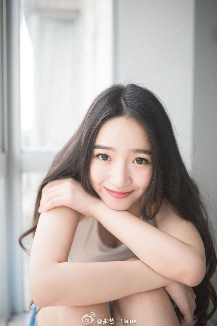 Nữ sinh sư phạm đang gây sốt có nickname "Elaine" vừa tốt nghiệp trường Đại học Sư phạm Bắc Kinh, Trung Quốc.