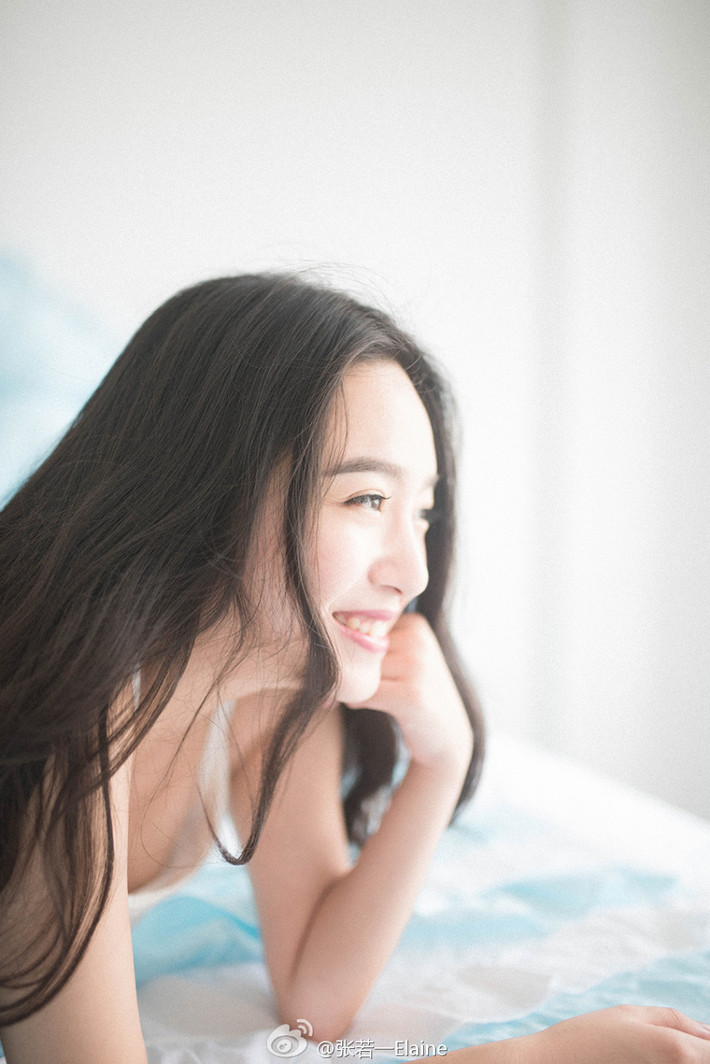 Khuôn mặt Elaine toát lên vẻ trong trắng và đáng yêu.