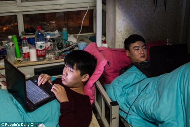 Các cử nhân sinh hoạt và ngủ trên những chiếc giường tầng được kê sát nhau.