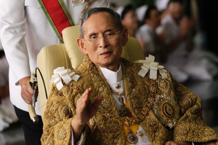 Theo xếp hạng người giàu nhất thế giới năm 2011 của Tạp chí Forbes, cựu quốc vương Bhumibol Adulyadej sở hữu tài sản ước tính hơn 30 tỷ USD. Ảnh: ABC.