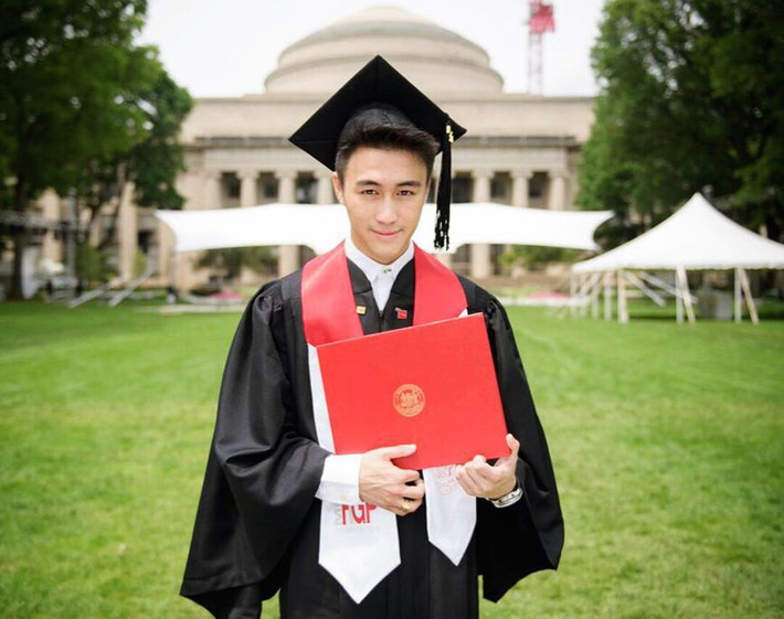 Bên cạnh đó, Mario Ho còn được nhiều người biết đến với thành tích học tập đáng nể. Mario từng giành giải trong cuộc thi toán học thế giới, đoạt huy chương vàng cuộc thi Olympia Toán học thế giới trong 5 năm liền.