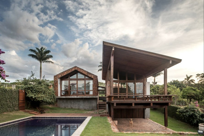 Lake House nằm trên khu đất đẹp, với tầm nhìn bao quát khung cảnh sông nước.