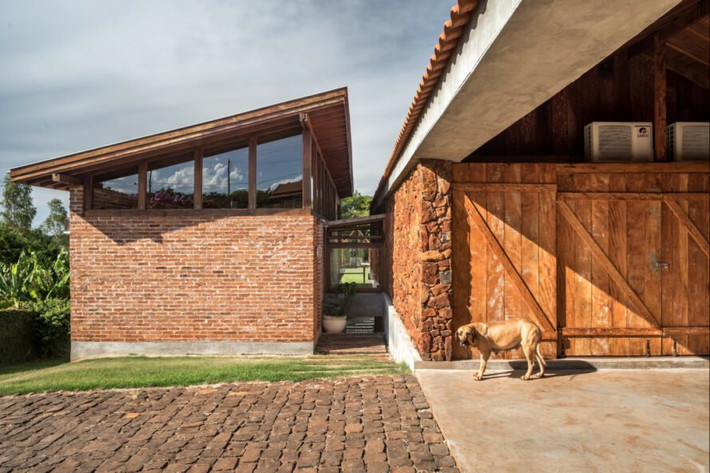 Đá và gạch cũ như là điểm nhấn độc lạ cho ngôi nhà. Nguồn ảnh: Inhabitat.