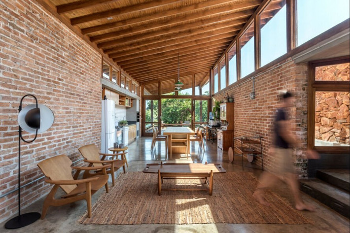 Nhà rộng 2.690m2 được chia thành hai khối hình chữ nhật: một dành cho không gian xã hội và một dành cho khu vực riêng tư.
