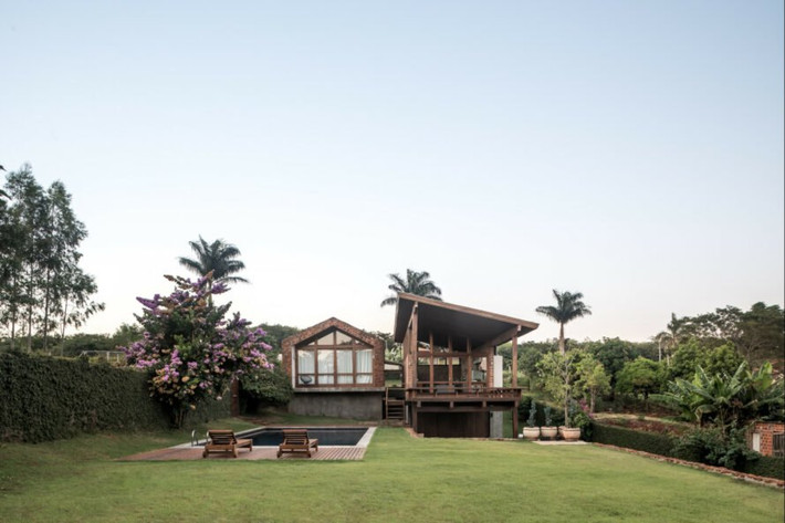 Tọa lạc ở miền nam Brazil, ngôi nhà Lake House được xây dựng từ các vật liệu tái chế như đá vỡ và gạch cũ trục vớt từ một nhà máy cũ.
