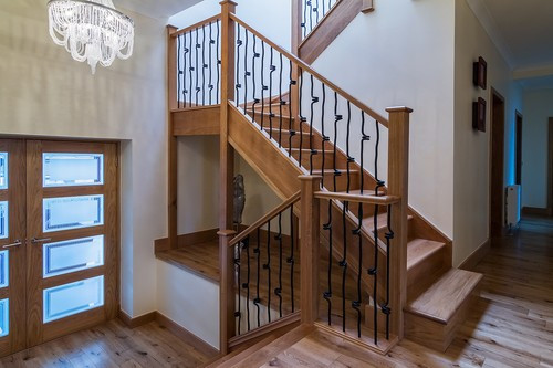 Con sắt tiện độc đáo nổi bật trên nền trụ cầu thang vuông vức. Ảnh: Thietkenoithat.