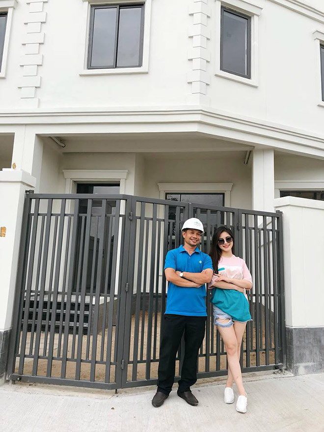 Sau hơn 6 năm bước chân vào showbiz, ca sĩ Hương Tràm đã có thể tự mua sắm biệt thự, xe hơi...khiến nhiều người ngưỡng mộ. Ảnh: Dân Việt.