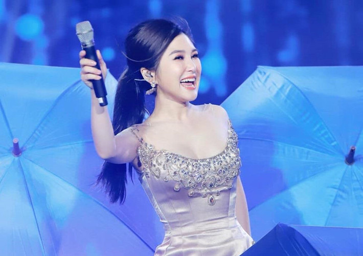 Ở tuổi 24, Hương Tràm đã trở thành cái tên đắt show, nhiều bài hit, lại thường xuyên xuất hiện trên truyền hình với vai trò cầm cân nảy mực các cuộc thi hát. Ảnh: Zing.